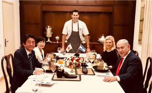 料理人セゲブ・モシェ氏（真ん中）がインスタグラムで公開した夕食会の場面。（セゲブ・モシェ氏のインスタグラム）