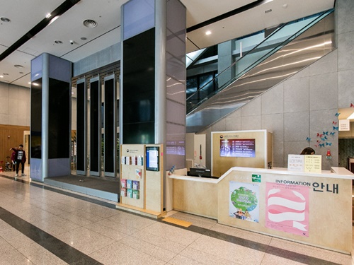 まず、館内ロビーから８階に上がりましょう。