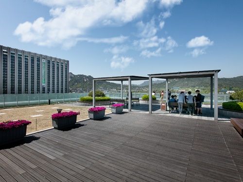 そこに表れたのは、光化門エリア一体を見渡せる屋上庭園！ドラマ「ヨンパリ～君に愛を届けたい～」でも度々登場する庭園は、混雑を避けて人気観光地が展望できると、人気のスポットです！