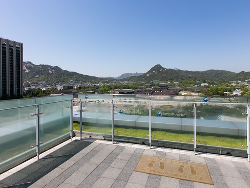 美しい景観を背景にベスト写真を撮影したい人は、「PHOTO　ZONE」と書かれた足元の標識に立って撮影しましょう。