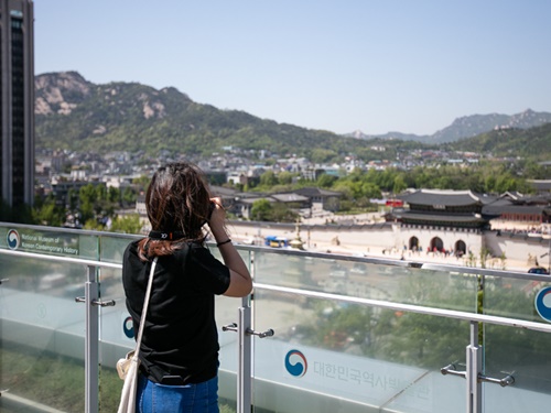 上空から眺める景福宮も乙なもの。一眼レフほか、スマホの３６０度パノラマ機能や、セルカ棒などで撮影するのもおすすめです。