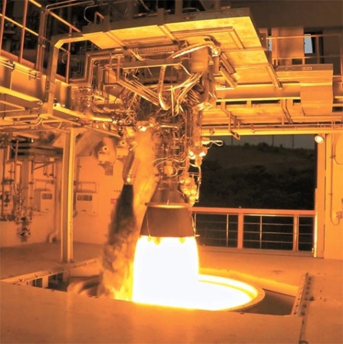 韓国航空宇宙研究院が７５トン級ロケットエンジン燃焼試験をしている。このエンジンは２０２０年の月探査に使用される韓国型ロケットに搭載される予定。（写真＝韓国航空宇宙研究院）