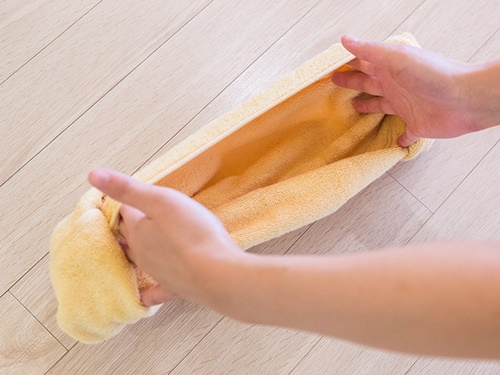 中央の頭にかぶる部分を両手でならすように広げて、あとはかぶるだけ！