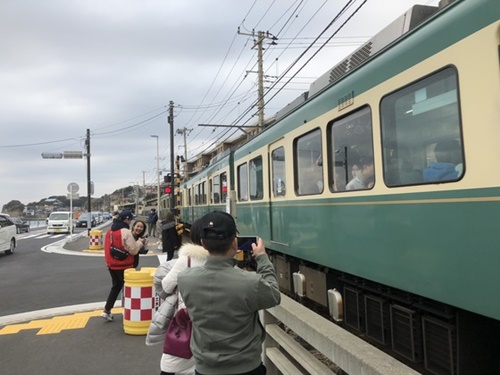 今年２月、中国人観光客が漫画『スラムダンク』に登場する鎌倉市の電車「江ノ電」を撮影している。