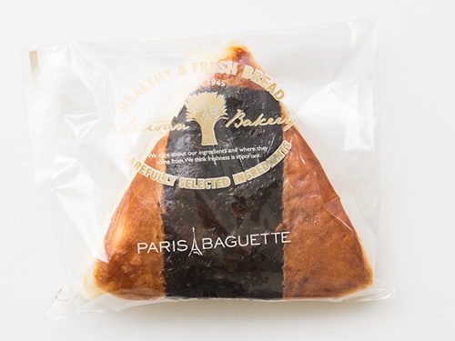 韓国人気ベーカリーチェーン「PARIS BAGUETTE 」にも同じく「サムガッキムパン（１、５００ウォン）」が新商品として登場。絵に描いたおにぎりのように海苔が巻かれています。
