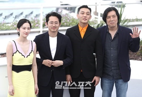 韓国女優チョン・ジョンソ、韓国系米国俳優のスティーヴン・ユァン、韓国俳優ユ・アイン、映画監督のイ・チャンドンが１７日午後（現地時間）、フランス・カンヌのパレ・デ・フェスティバルで開かれた第７１回カンヌ国際映画祭（Ｃａｎｎｅｓ　Ｆｉｌｍ　Ｆｅｓｔｉｖａｌ）コンペティション部門に正式出品された『Ｂｕｒｎｉｎｇ』のフォトコールイベントに参加し、ポーズをとっている。