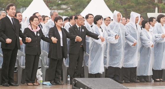 前列の一番左が李洛淵（イ・ナギョン）首相。左側５人目から順に秋美愛（チュ・ミエ）共に民主党代表、金聖泰（キム・ソンテ）自由韓国党院内代表、朴柱宣（パク・ジュソン）正しい未来党共同代表、趙培淑（チョ・べスク）民主平和党代表、李貞味（イ・ジョンミ）正義党代表。