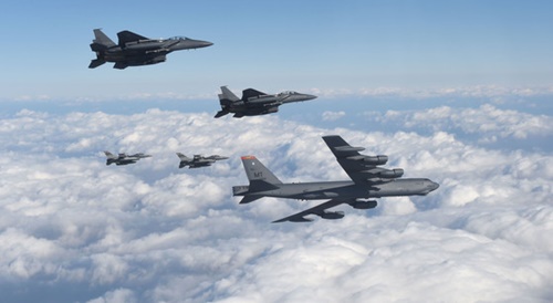 ２０１６年１月１０日、米空軍のＢ－５２Ｈ戦略爆撃機が韓国空軍のＦ－１５Ｋ戦闘機２機（Ｂ－５２の右）と米空軍のＦ－１６戦闘機２機（Ｂ－５２の左）の護衛を受けて韓半島上空を飛行している。（写真＝空軍）。