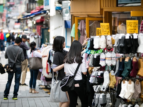 プチプラなファッション小物が並ぶお店も！掘り出し物探しに余念のない韓国女子にも人気です。