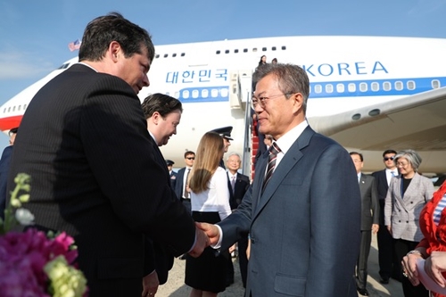 韓米首脳会談のためにワシントンを訪問した文在寅大統領が２１日午後（現地時間）、ワシントンのアンドルーズ空軍空港に到着し、米国務省のランバート次官補とあいさつを交わしている。（青瓦台写真記者団）