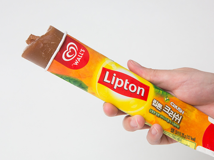 世界で有名な紅茶ブランド「Ｌｉｐｔｏｎ」のアイスバー「リプトンクラッシュ」（１，５００ウォン）は、リプトンのアイスティーをぎゅっと凍らせたような、紅茶の濃厚な風味を感じられると評判。「ＧＳ２５」や「セブンイレブン」で購入できます。