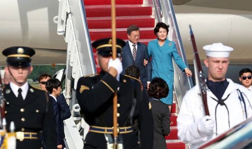 ２２日午後（現地時間）、韓米首脳会談のため訪米した文在寅大統領夫妻がアンドルーズ合同基地に到着した。（青瓦台写真記者団）