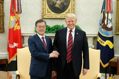 韓国の文在寅大統領が２２日午前（現地時間）、ホワイトハウスを訪れて米国のドナルド・トランプ大統領と首脳会談に先立ち握手をしている。（写真＝青瓦台写真記者団）