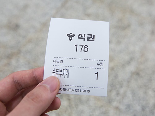 注文方法は、券売機で食券を購入し、食券の３ケタの待機番号が電子掲示板に表示されるのを待ちます。日本のフードコートと同じようなシステムですね。