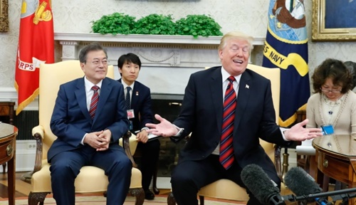 韓米首脳会談のため米国を訪問中の文在寅大統領が２２日午前（現地時間）、ホワイトハウスのオーバルオフィスでトランプ米大統領と首脳会談を行い、懸案について議論した。（青瓦台写真記者団）