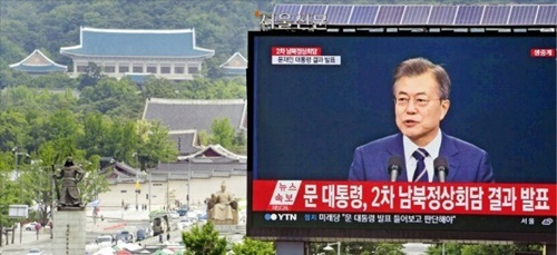 文在寅大統領が２６日に行われた南北首脳会談結果を発表する姿がソウルのプレスセンター前の大型電光掲示板を通じて放送されている。