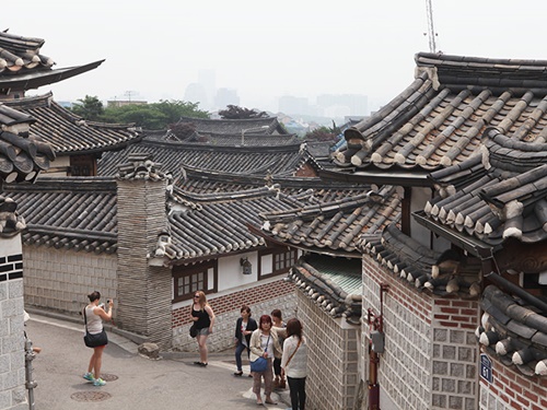 北村韓屋（プッチョンハノッ）マウルは韓国国内はもとより、海外からの観光客も大勢訪れる人気スポット。韓国の伝統家屋である韓屋（ハノッ）が軒を連ね、情緒ある風景を今に残しています。