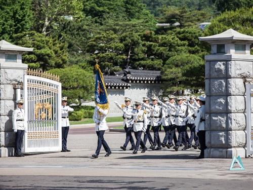 景福宮（キョンボックン）の北側に位置する韓国の大統領官邸・青瓦台（チョンワデ）では、文在寅（ムン・ジェイン）第１９代大統領に政権が移行されてから、様々なイベントや取り組みが行われています。