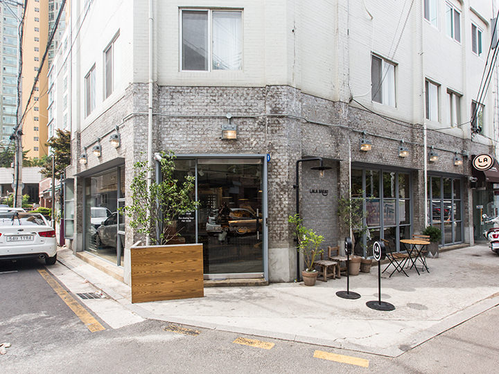 「ＬＡＬＡ　ＢＲＥＡＤ」は、店内に置かれた多様なトースターで焼き上げるトーストが有名なカフェレストラン。アボカドの切り身とペーストをふんだんに使用した「アボカド：エビの逆襲」や、フルーツたっぷりの「フレンチトースト」など、女性の食欲をそそるメニューがたくさん！