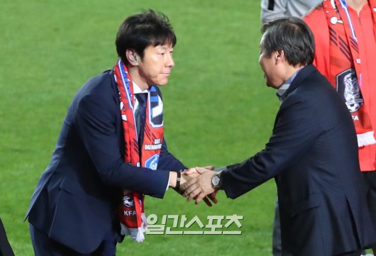 写真 サッカー韓国代表監督を体育長官が激励 Joongang Ilbo 中央日報