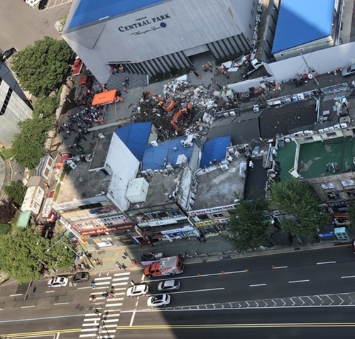３日午後、ソウル龍山区漢江路２街で４階建て商業施設が崩壊した現場。