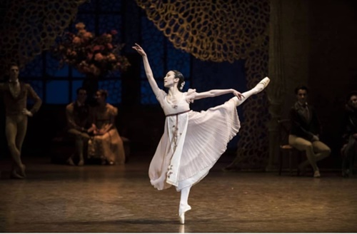 フランス国立パリ・オペラ座バレエ団プリマ・バレリーナ（ｐｒｅｍｉｅｒｅ　ｄａｎｓｅｕｓｅ）のパク・セウンが、最近ドラマバレエ『オネーギン（Ｏｎｅｇｉｎ）』のヒロイン「タチヤーナ」役を熱演した。写真はパリ・ガルニエ宮の舞台で公演をするパク・セウン。（写真提供＝パク・セウン、Ｉｓａｂｅｌｌｅ　Ａｕｂｅｒｔ）