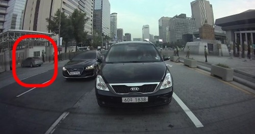 ７日午後７時１５分ごろ、ソウル世宗路の米国大使館正門にＹが乗った車両が突っ込んでいる様子（左の赤丸）。