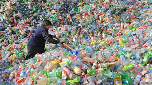 中国が廃プラスチックの輸入を中断し、英国では廃棄物処理問題が浮上している。（中央フォト）