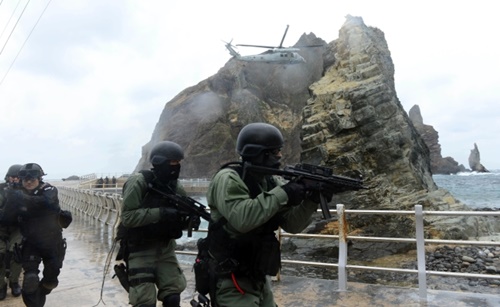 ＵＨ－６０ヘリコプターを使って独島に上陸した韓国海軍特殊戦部隊（ＵＤＴ／ＳＥＡＬ）と海洋警察特攻隊の隊員が訓練を行っている様子。（写真提供＝韓国海軍）
