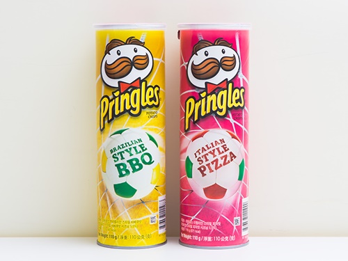 １４日に開幕したワールドカップ。限定商品を韓国コンビニでチェックしてみましょう！「プリングルス」には日本未発売の新フレーバーが２種類登場。サッカーボールのデザインが入ったパッケージに、サッカー大国の代表料理をモチーフとした味のポテトチップスが入っています（各３，３００ウォン）。