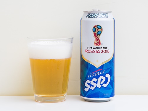 韓国ビール「Ｃａｓｓ」もワールドカップ限定のパッケージに！逆境を越えようといういう意味を込めた応援メッセージ「ティジボボリョ！（ひっくり返してしまえ！）」と、それを表現した逆さまのロゴが目を引きます。
