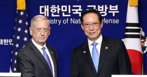 米国のジェームズ・マティス国防長官（左）と韓国の宋永武（ソン・ヨンム）国防長官（写真＝中央フォト）
