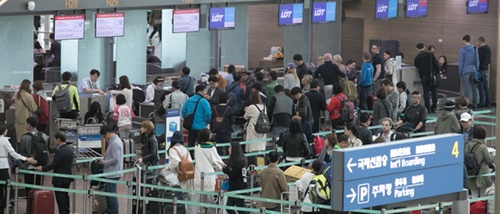 ５月、旅行客で混み合う仁川国際空港の出発フロア（中央フォト）
