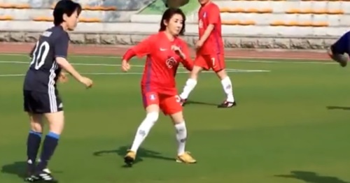 昨年６月１７日に開催された第１０回韓日国会議員サッカー大会で試合に出場した羅卿ウォン（ナ・ギョンウォン）自由韓国党議員。（写真＝羅卿ウォン自由韓国党議員のフェイスブックのキャプチャー）