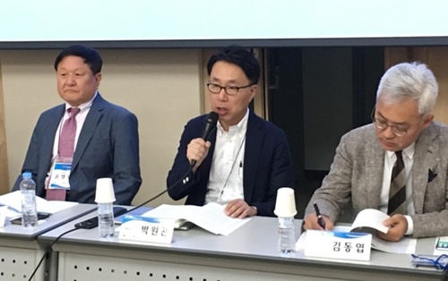 ２１日、釜山ＢＥＸＣＯで「２０１８韓国政治学会・韓国国際政治学会共同夏季学術会議」でパク・ウォンゴン教授（中央）、キム・ドンヨプ教授（右）が発表している。