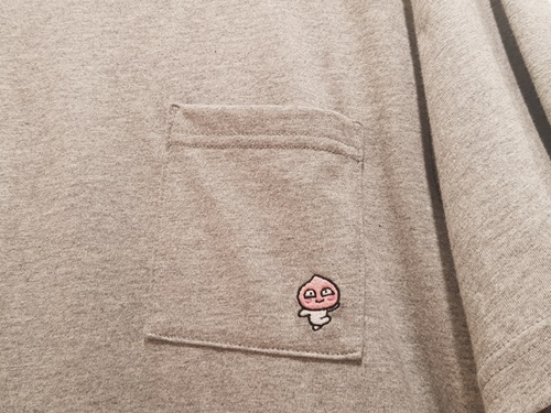 胸ポケットにワンポイントの刺繍が入っているものも。