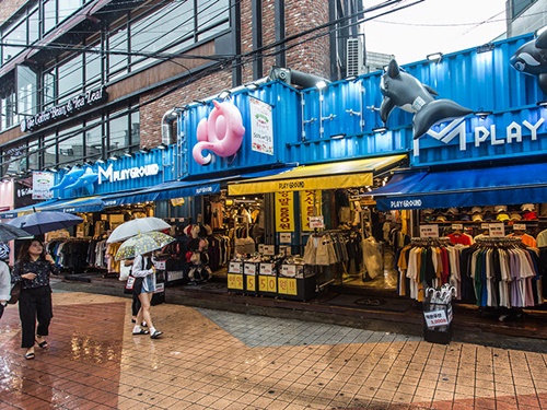 ショッピングが楽しい若者の町・弘大（ホンデ）。店頭にも商品を並べているお店は、雨よけやビニールカバーを出し、雨にも負けず営業中。