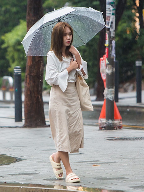 雨の日に気になるのは、やはり足元！最近は、ファッションアイテムとしても人気の濡れても大丈夫なスポーティーなサンダルや、おしゃれなレインブーツが目立ちます。
