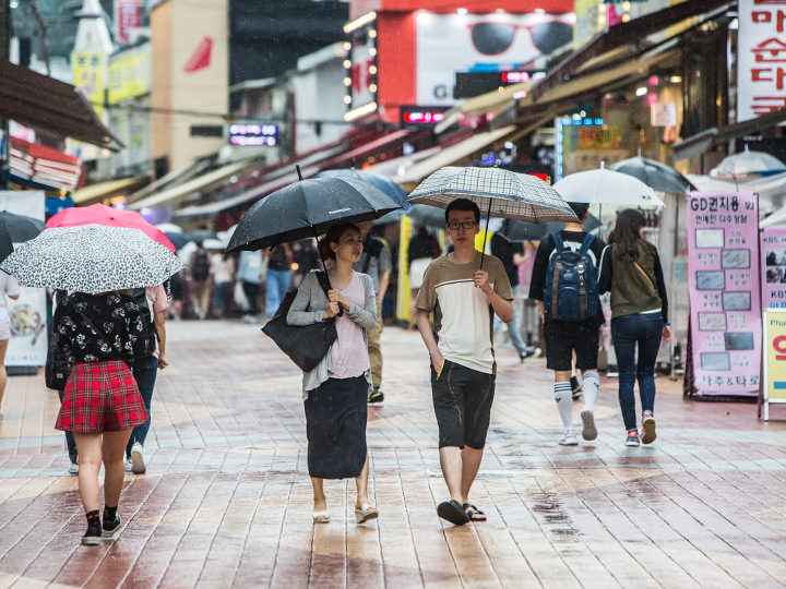 ７月中旬までは安定しない天気が続く韓国。韓国旅行の際は、こまめな天気予報のチェックと折りたたみ傘などの雨具を忘れずに！