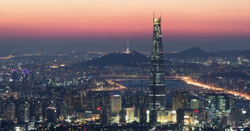 南漢山城から見たソウルの夜景。ソウルは外国人の立場で物価の高い国５位に入った。（写真＝中央フォト）