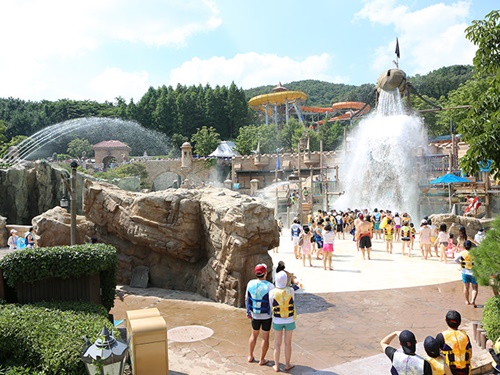 韓国最大級の遊園地「エバーランド」に隣接する「カリビアンベイ」は、韓国最大級のウォーターテーマパーク。巨大なガイコツから滝のように水が溢れ出すアドベンチャープールは、テンションＭＡＸ間違いなし！