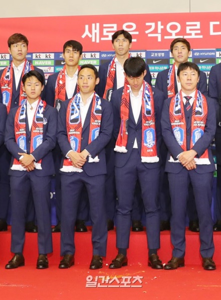 韓国代表チームの解団式。選手の前に投げられた卵が見える。