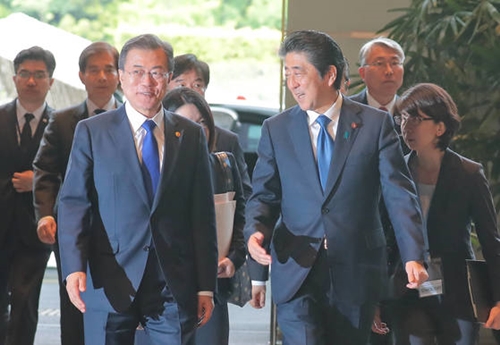 ５月９日午後に日本首相官邸で開かれた韓日首脳会談のため文在寅（ムン・ジェイン）大統領（左）と安倍総理が入場している。（青瓦台写真記者団）