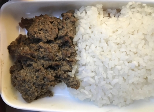 「プルコギ定食」だが肉と白飯だけが提供されたアシアナ航空の機内食。（写真＝アシアナ航空職員匿名チャットルーム）