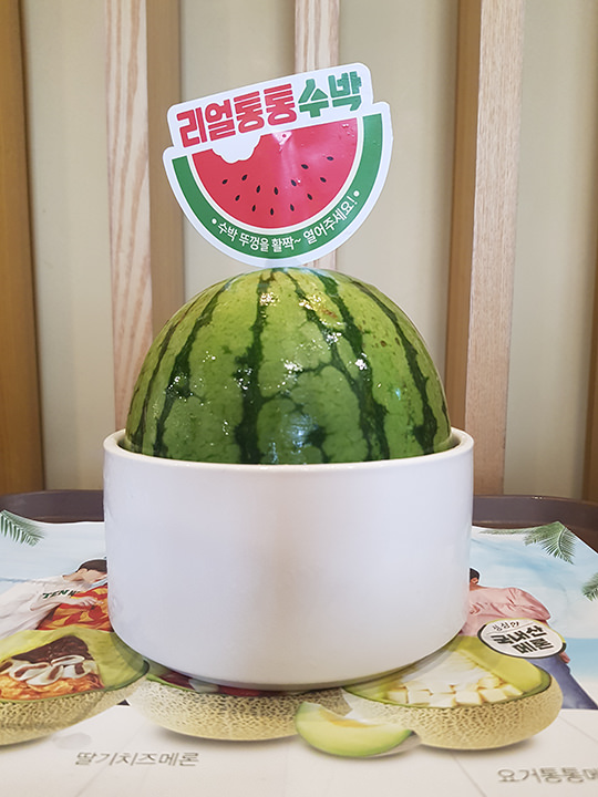 韓国かき氷チェーン「ソルビン」に豪快なビジュアルがインパクト大のピンス「リアルトントンスイカ（リオルトントンスバッ）」（１３，９００ウォン）が登場！