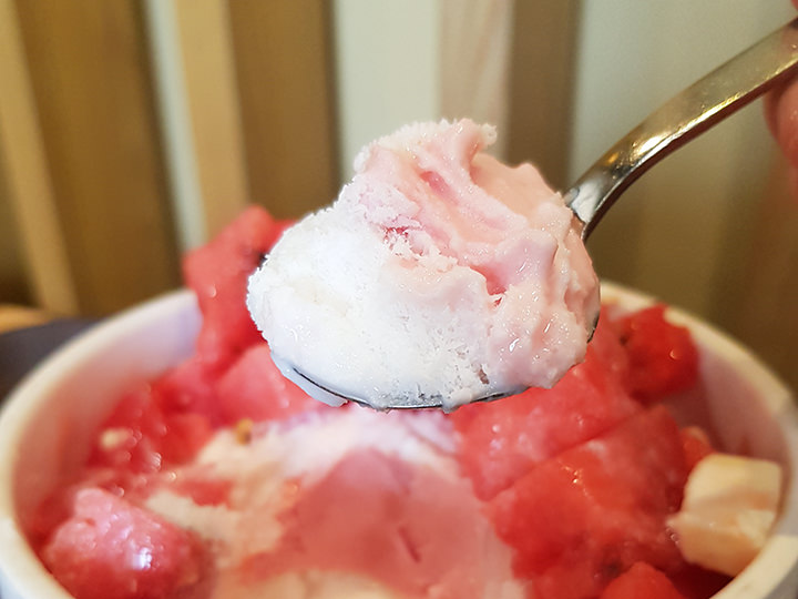 中にはイチゴアイスクリームやナタデココも入っていて、夏にぴったりの甘くて爽やかな味が好評。