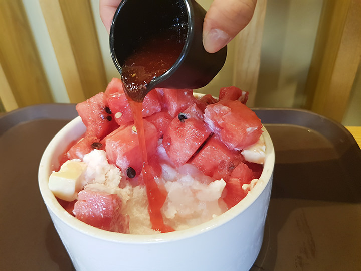 特製スイカソースをかければまた違った味が楽しめます。夏限定で、さらに一日数量限定販売の今だけ食べられるピンスは、ＳＮＳでも話題です！
