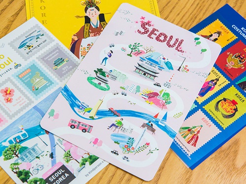 ポストカードや切手風のシールは、ソウルの街の様子や韓国の伝統スタイルがポップなデザインで描かれています。