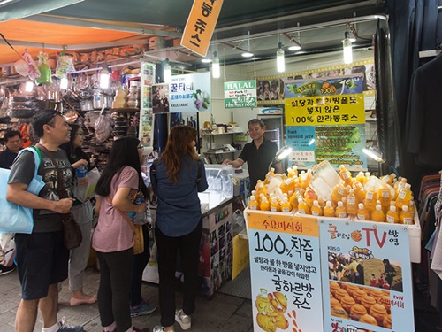 韓国のグルメ番組でも紹介された「みかんハルバンジュース（キュルハルバンジュス）」（４，０００ウォン）。済州島（チェジュド）の名産品「ハルラボン」の果汁を１００％使用した甘酸っぱい味わいは暑い日にぴったり！