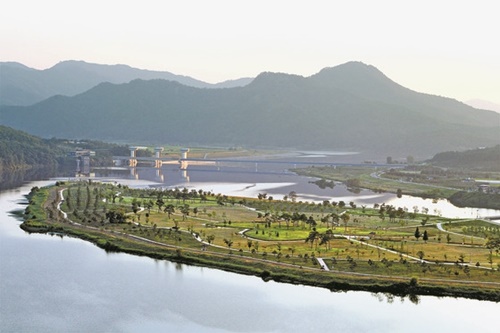 韓国政府が１１日、海洋レジャー観光活性化計画を発表した。李明博政府は川を、朴槿恵政府は山を観光資源として育成するとした。写真は慶尚北道尚州（キョンサンブクド・サンジュ）の洛東江（ナクトンガン）。（写真＝中央フォト）
